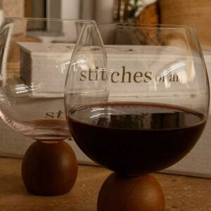 כוסות יין ועץ