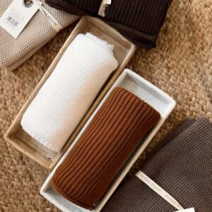 מגש אבן חום ומגבת