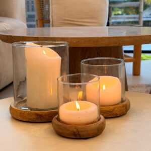 מעמד לנר זכוכית עגול עם תחתית עץ